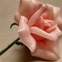 rosa rose i plastik gammel kunstig blomst genbrug